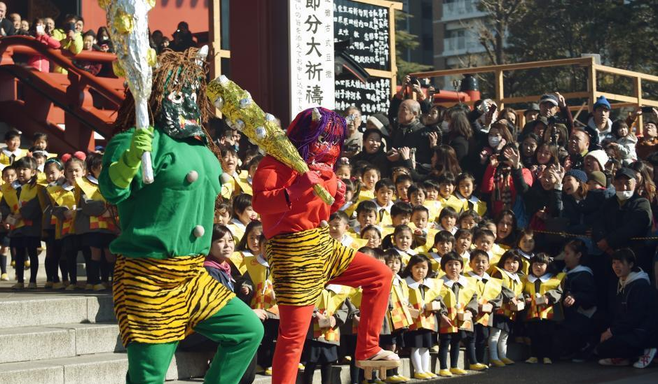 日本民众庆祝节分儿童撒豆子驱邪求好运