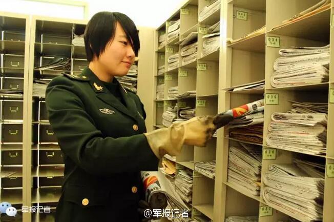 解放军女纠察:银盔白手套 平均身高1米7