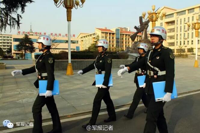 解放军女纠察:银盔白手套 平均身高1米7