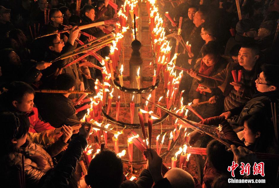 四川峨眉山上万民众烧香祈福迎新年