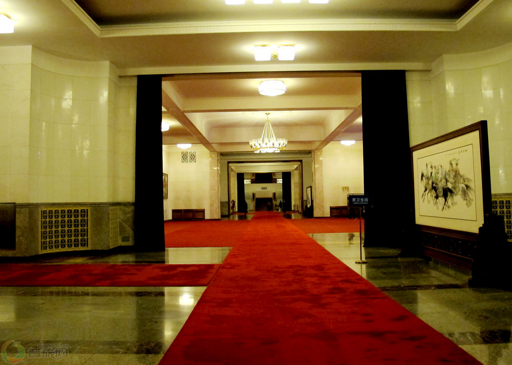 1/34人民大会堂北门内一条长约百米的"部长通道",每年都是记者们争相"