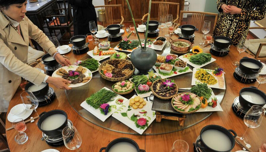 云南特色"花宴" 10余种鲜花做大餐