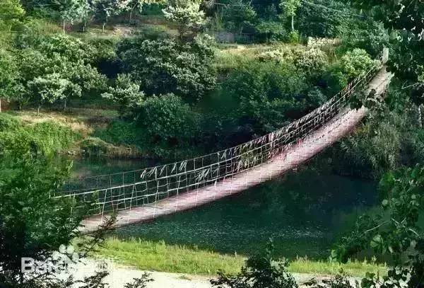 自驾约30分钟到达【高庙铁索桥】,地处罗田大河岸镇的这座高庙桥,是