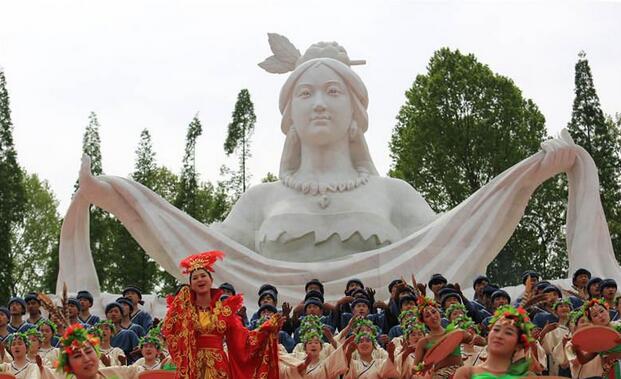 研究专家,以及两岸三地8万余名炎黄子孙齐聚嫘祖故里,共祭人文女祖