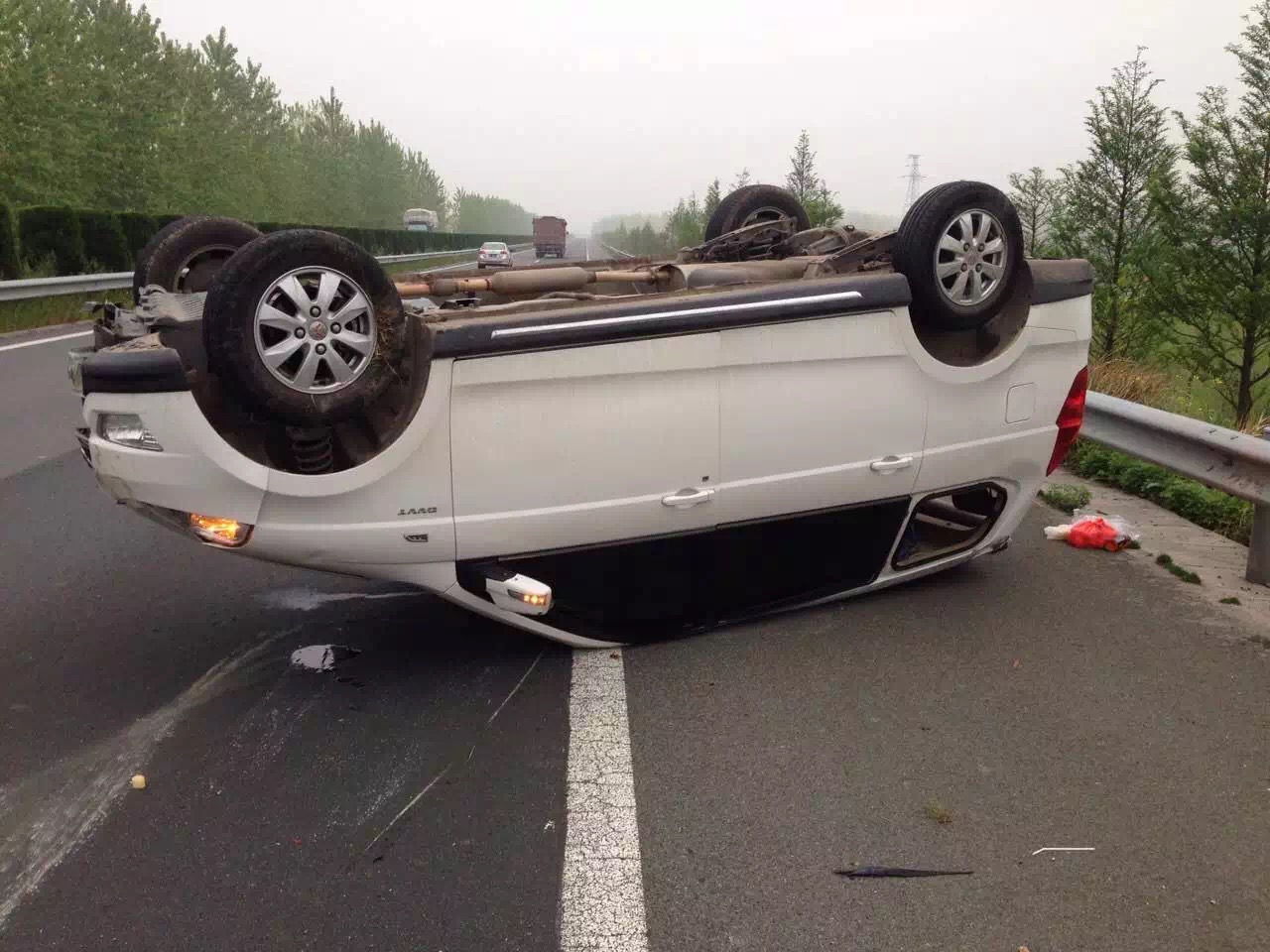 随岳高速公路发生小车仰翻事故