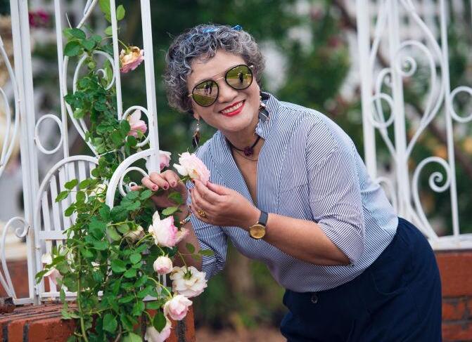 八旬花样奶奶红唇墨镜拍春游照堪比明星