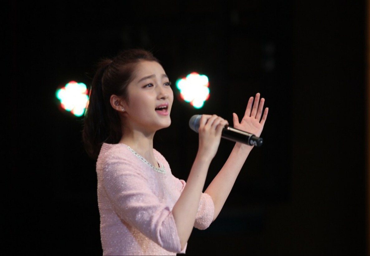 关晓彤穿粉红连衣裙深情演唱秀美腿