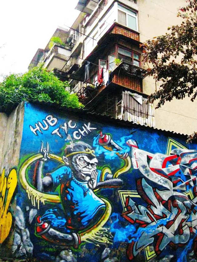 来此地画涂鸦的人起初只是附近美院的学生,渐渐的吸引了国内外的涂鸦