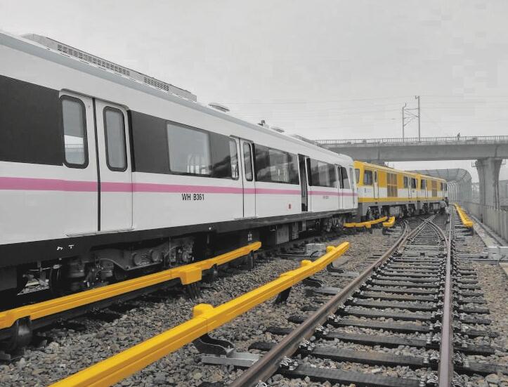 地铁机场线首辆列车下线"试跑" 市民可从光谷直达机场