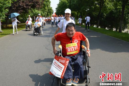图为一位参赛者在奋力追赶. 向一鹏 摄