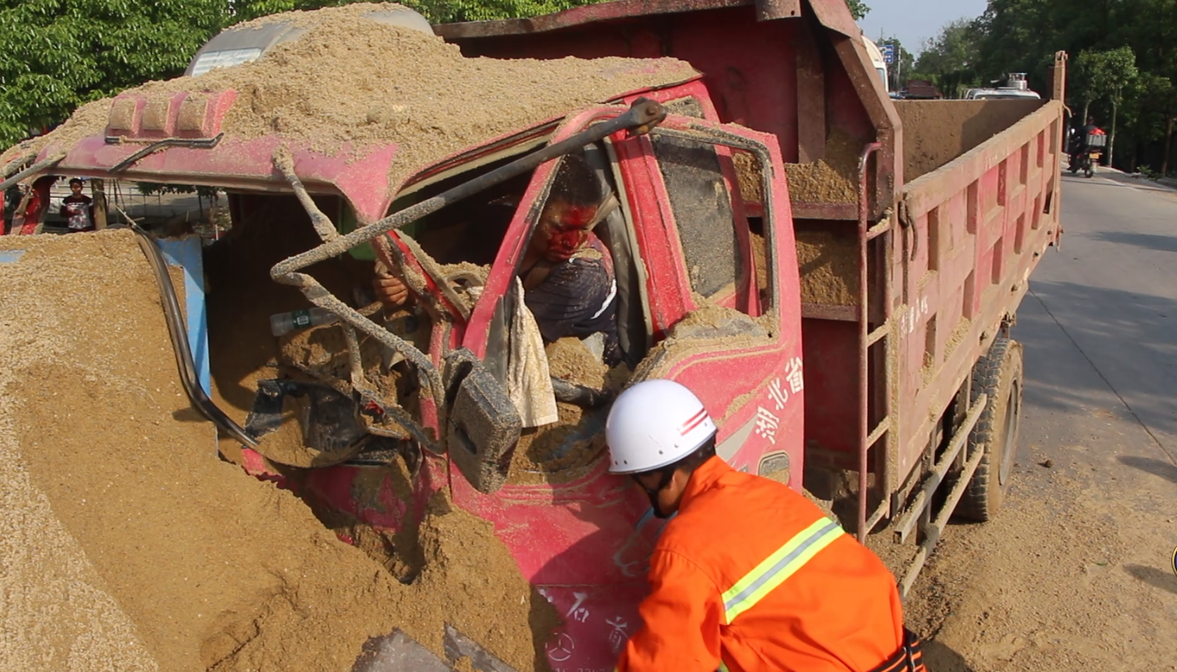 滿載沙土農用車撞向貨車 石首消防成功救出貨車司機