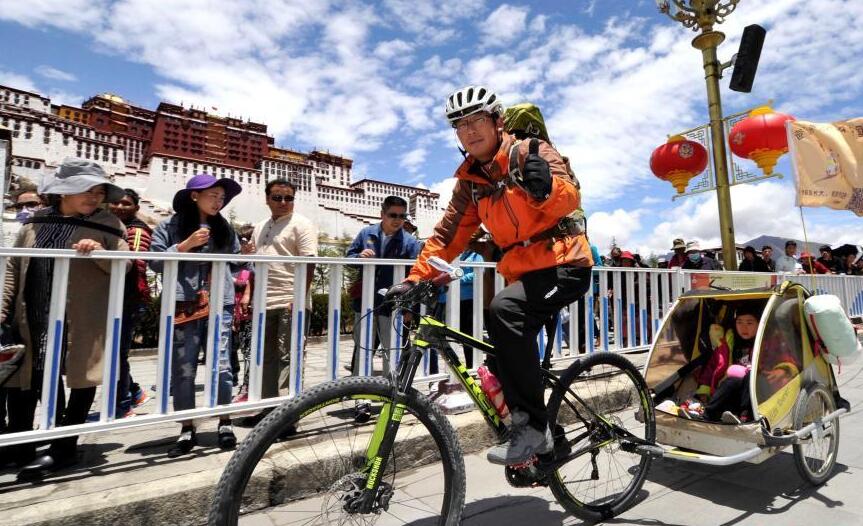 80后父亲携女骑行环游中国