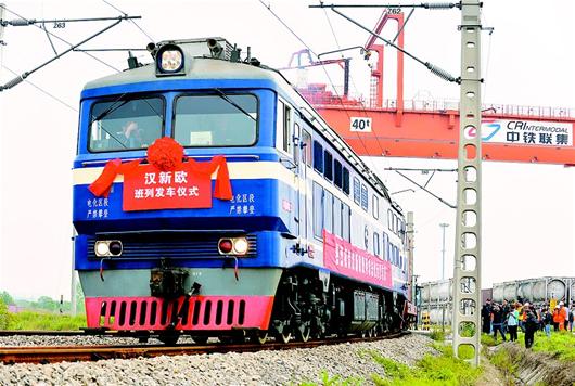图为:2014年4月23日,汉新欧班列常态化运营,列车