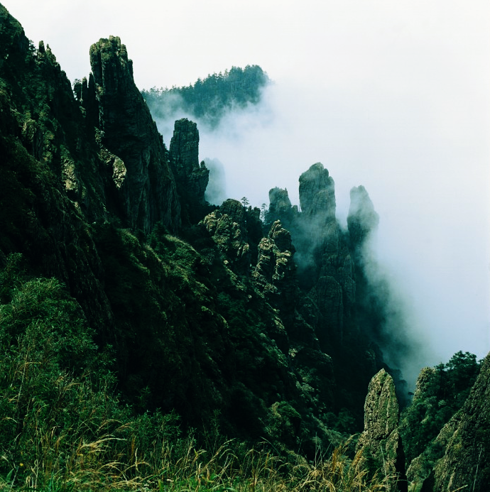 山脚盛夏山岭春,山麓艳秋山顶冰,风霜雨雪同时存,春夏秋冬最难分".