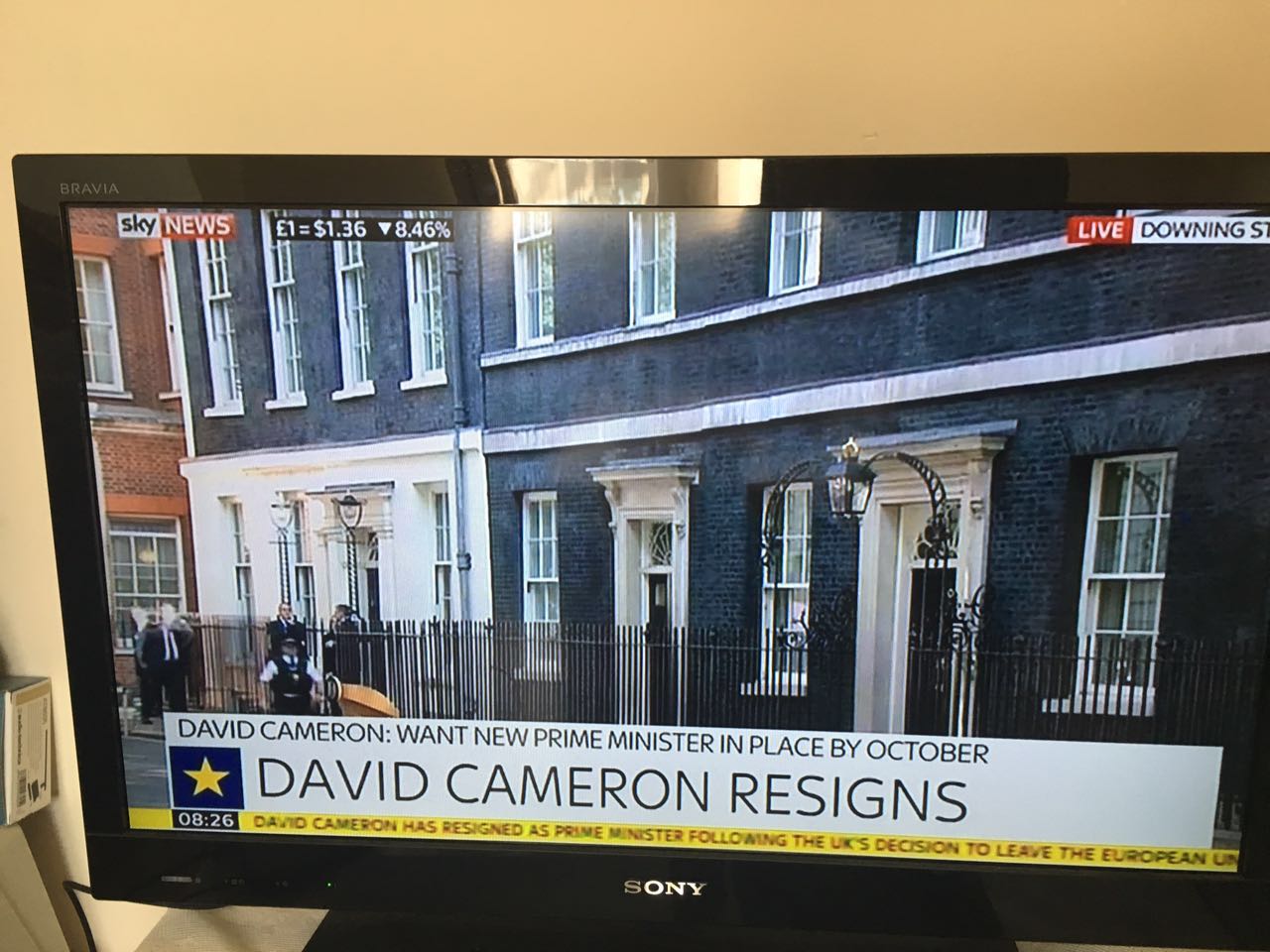 (英国天空电视台新闻画面)当地时间24日8时,英国首相卡梅伦在唐宁街10