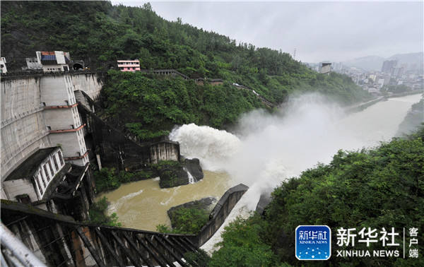 暴雨来袭 湖北宣恩县龙洞水库开闸泄洪
