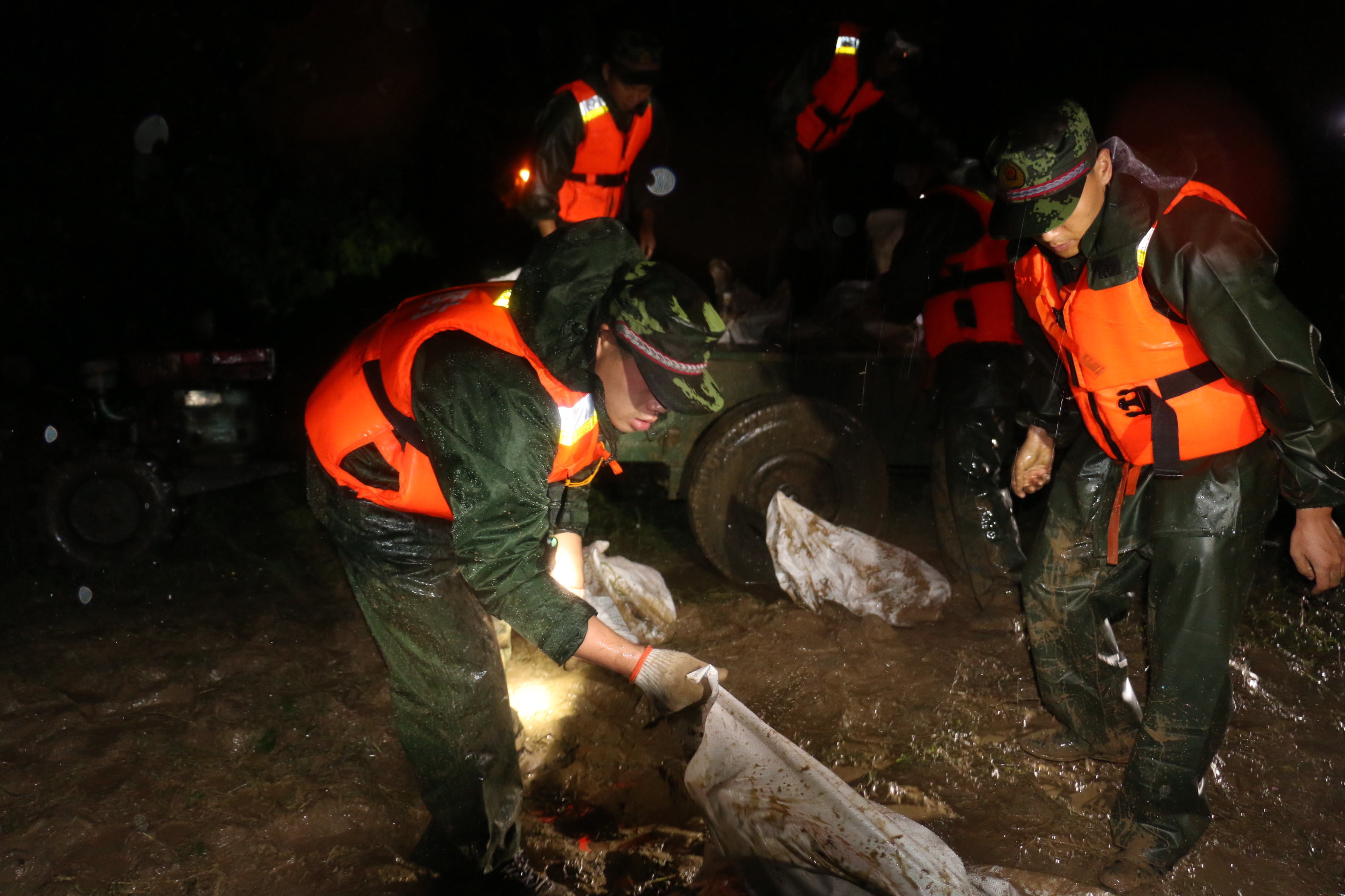 v视暴雨致仙桃电排河河水上涨消防官连夜筑堤抗洪