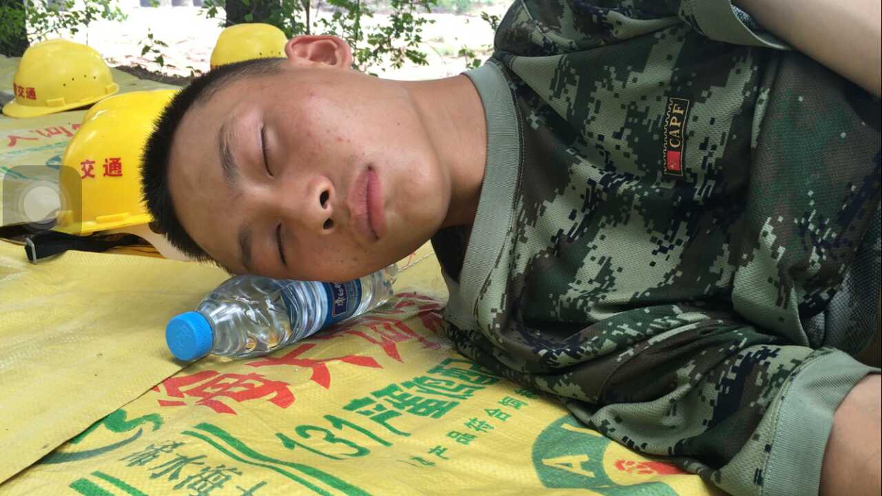 湖北麻城武警战士连日抢险救灾间隙席地而睡