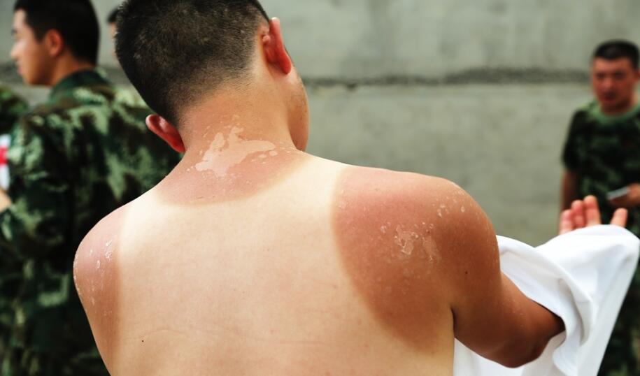 湖北鄂州抢险一线席地休整的武警官兵