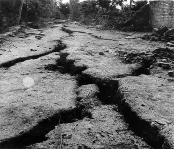 唐山大地震40周年祭二十三秒一座城死与生