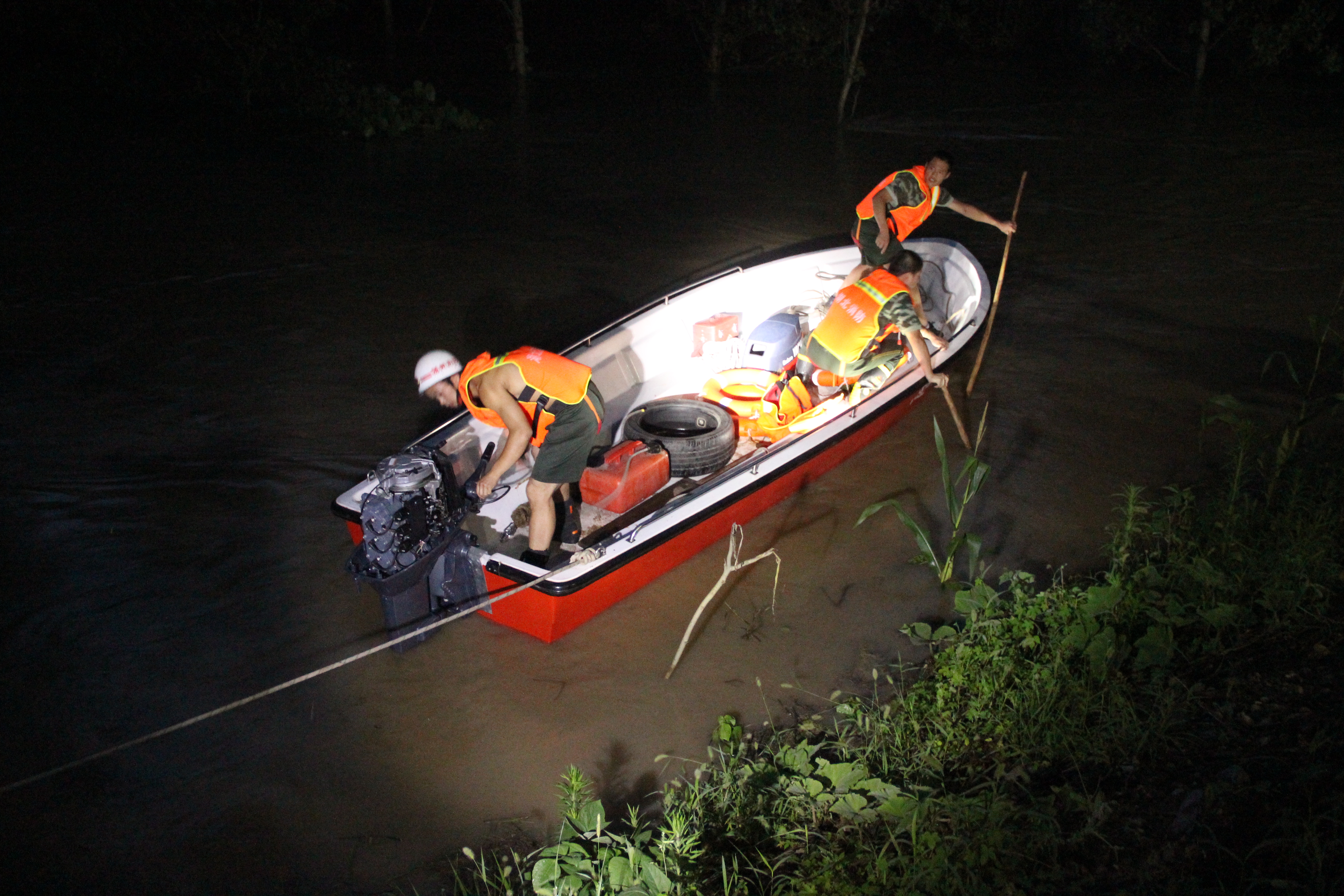 为走近道男子被困洪水中0202随州消防火速救援