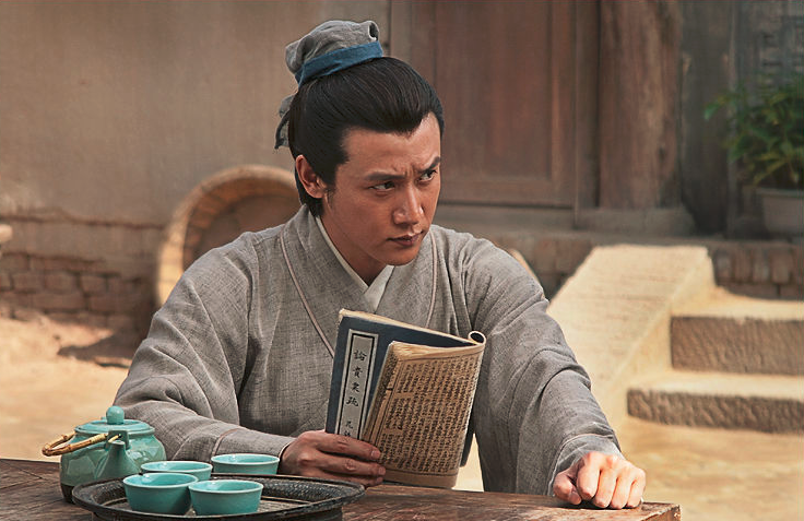 陆毅饰演苏东坡剧照在中国历史上,很少有一个人像苏东坡这样能够如此