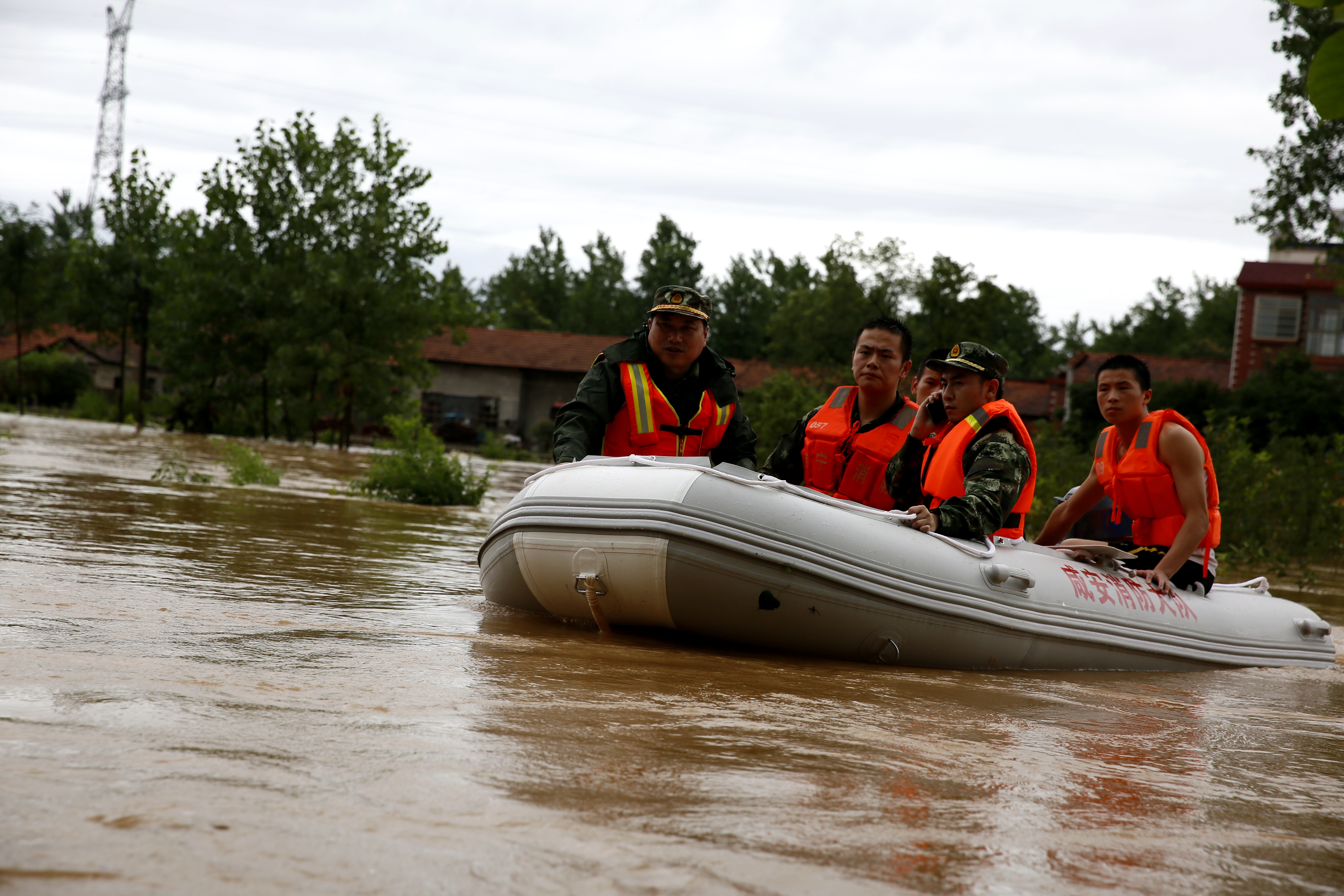 坚守20小时湖北咸宁市消防官兵奋战抗洪一线营救转移疏散1823人