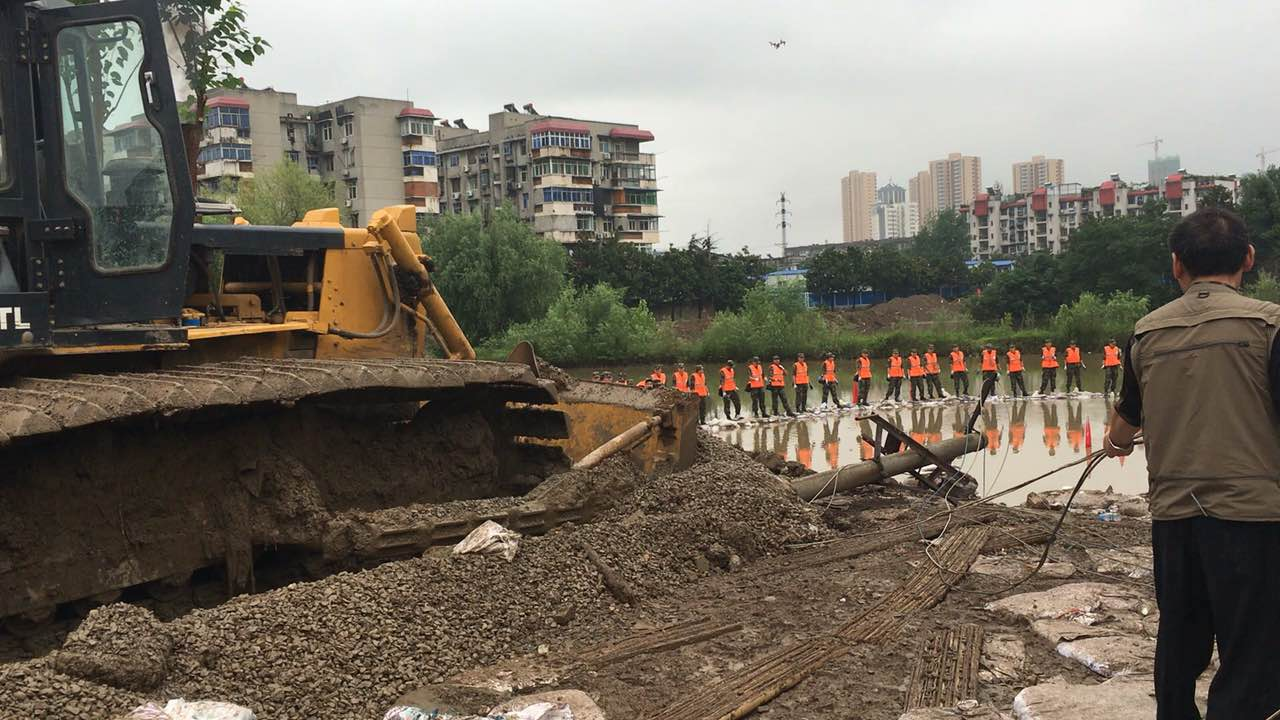 青山倒口湖:上半圆形围堰已初步合龙 正进行砂石填埋