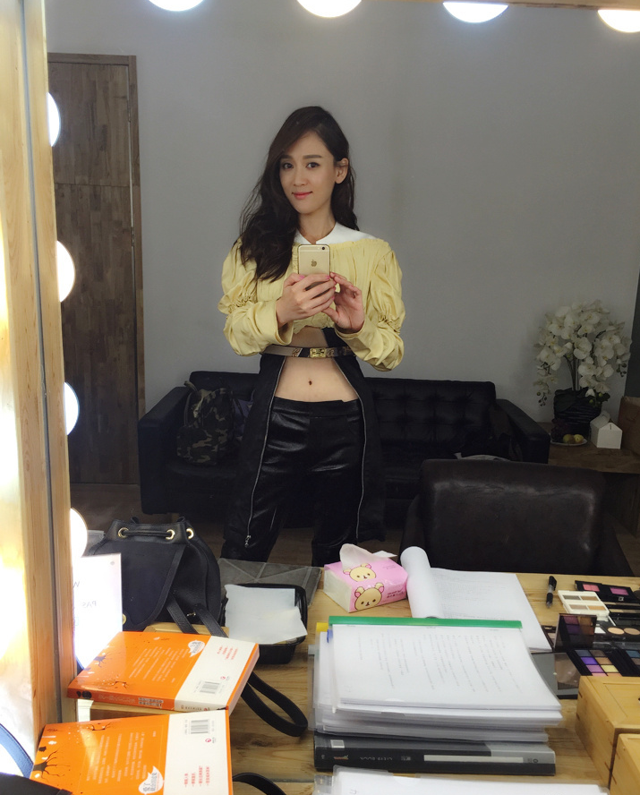 陈乔恩穿露脐装自拍大秀小蛮腰