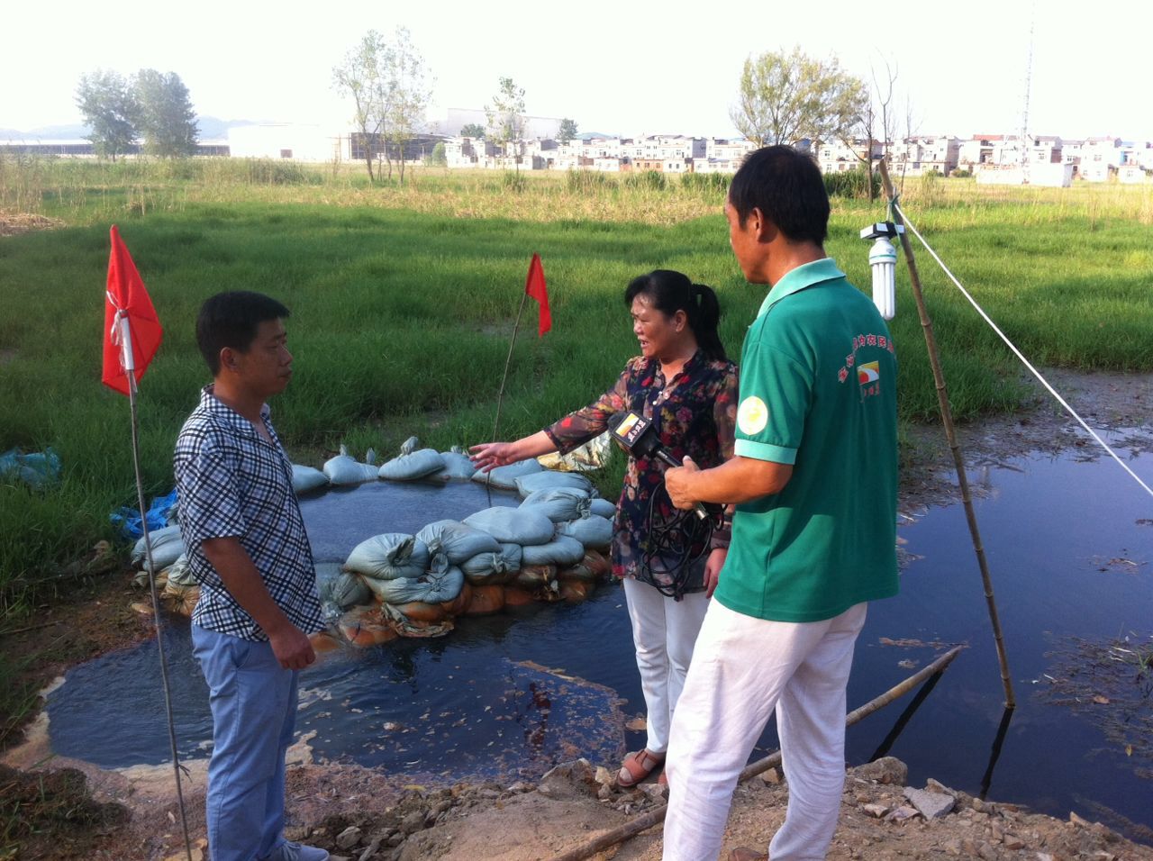 浠水县兰溪镇花鼓石村村民吴汉华告诉记者:"在这么长的防汛时间里