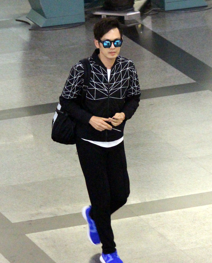 钟汉良帅气遭跟拍 助理斥迷妹