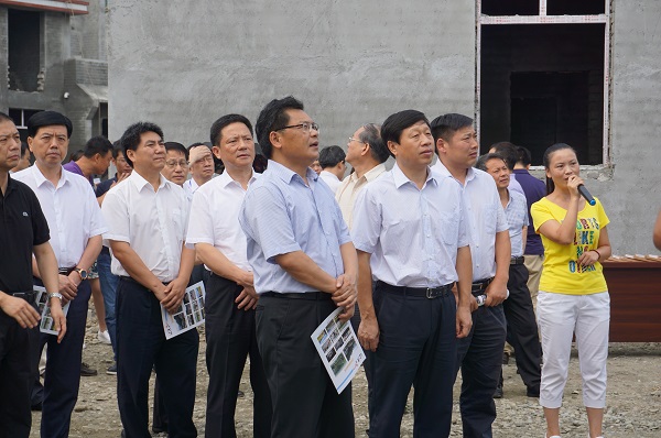 与会人员分三条线路参观了竹溪县鄂坪乡九湾村易地扶贫搬迁安置点和汇