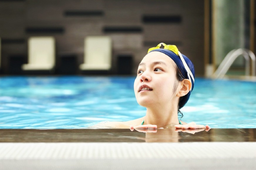 陈妍希挺孕肚游泳素颜卖萌肤质感人