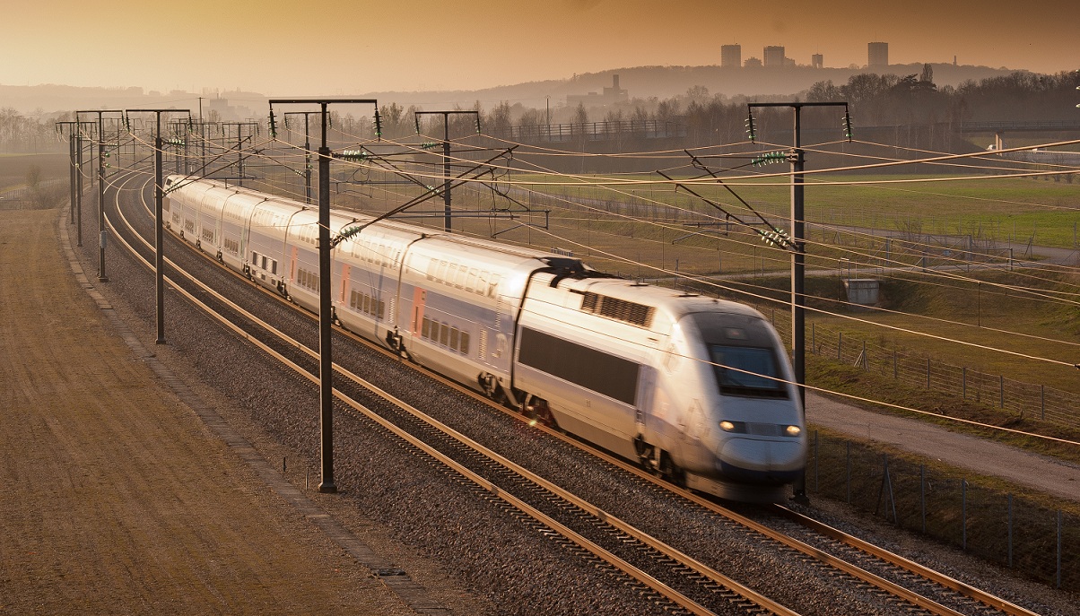 法国一列火车撞上倾倒树木致多人受伤