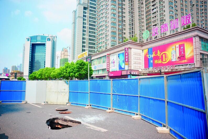 武汉螃蟹岬地面塌陷咬住公交车路坑直径约1米