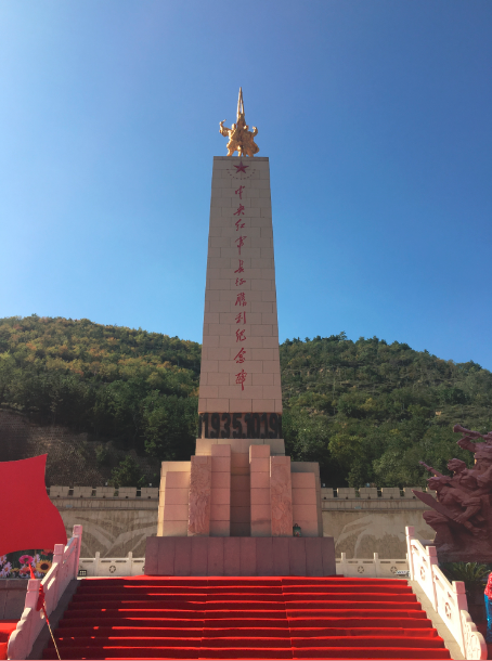 19米,寓意为成功到达陕北吴起的10月19日;碑顶有中央红军与陕北红军