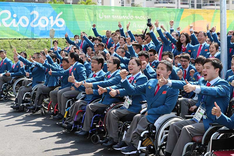 五星红旗升起在里约残奥村 中国代表团开启残奥会征程