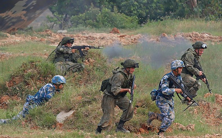 中俄海军陆战队进行对海岛进攻战斗战术演练