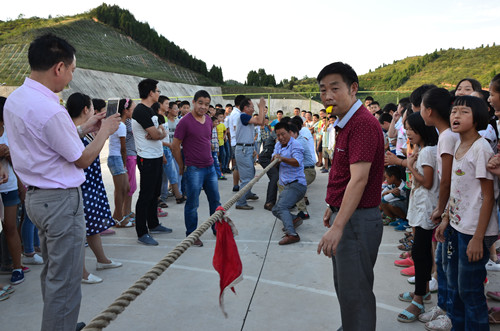 丹江口市均县镇中学拔河助长教师节
