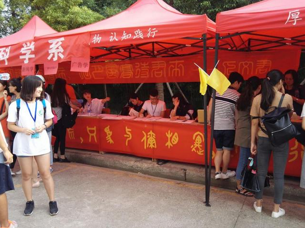 者迎接新同学"欢迎您来湖大通识教育学院,前面直行300米是学生宿舍,再