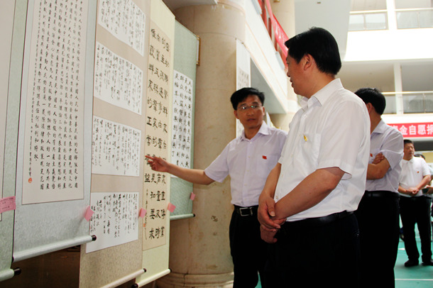 黃梅縣委書記馬豔舟,縣長屈凱軍在參觀書法展覽活動黃梅是千年古縣