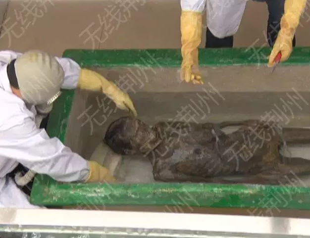 荆州一古墓惊现500年女尸头发眉毛清晰可见