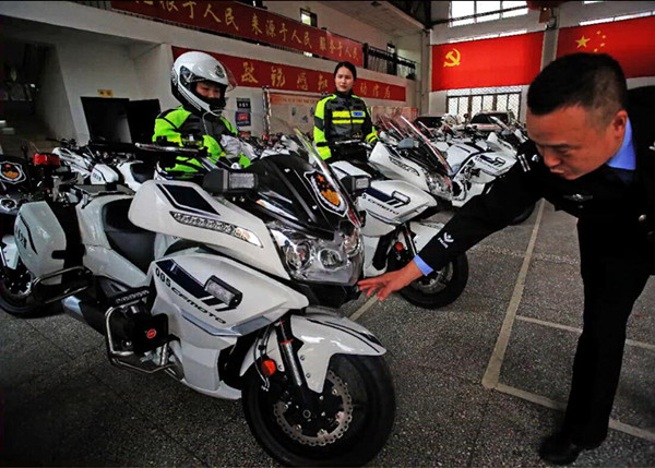 27日,首批20辆国宾护卫摩托(春风650摩托)运抵宜昌市交警警务大队,并