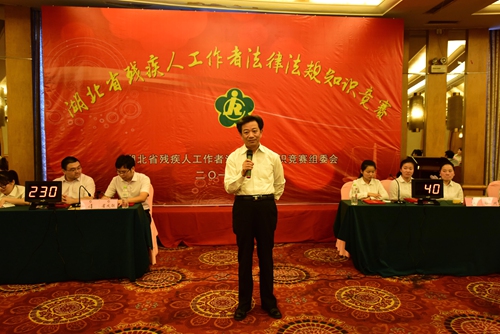 图为省人大常委会委员,内司委副主任委员周厚震点评