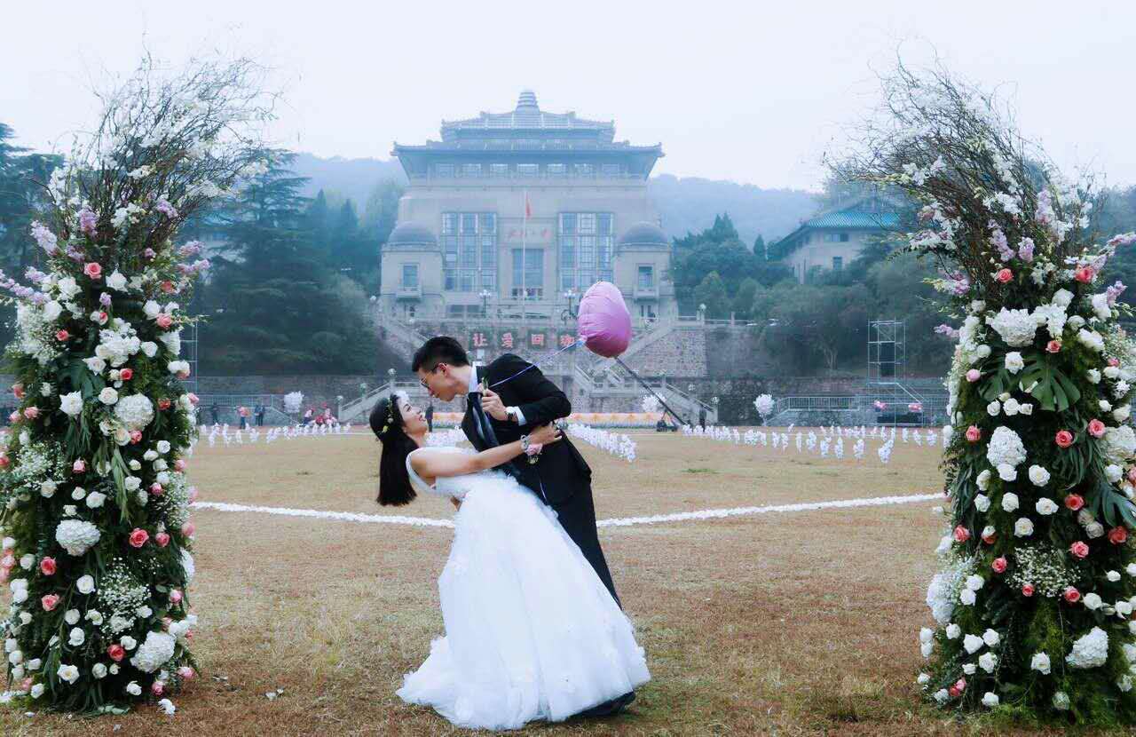 珞珈山水见证幸福时刻 武汉大学举办首届校友集体婚礼