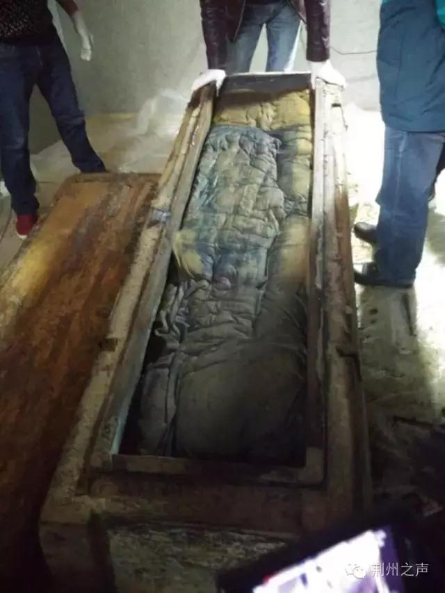 石首高陵明古墓开棺现场图曝光棺内存大量积液