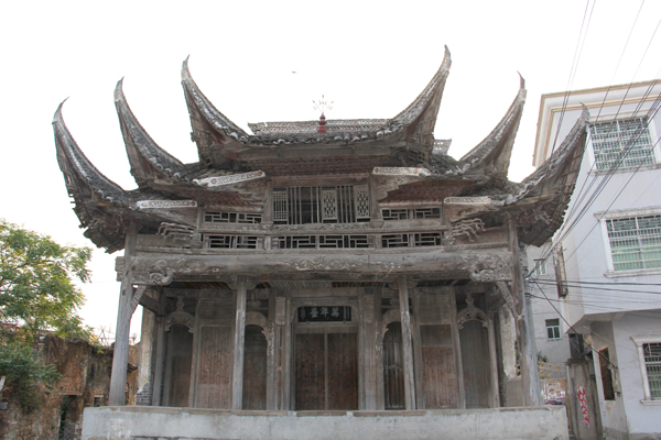 浒崦古戏台,由晴台,雨台,厢楼,祠堂四面环合的一组建筑构成.