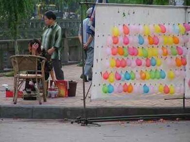 大妈街头摆射击摊打气球 因非法持枪罪获3年刑