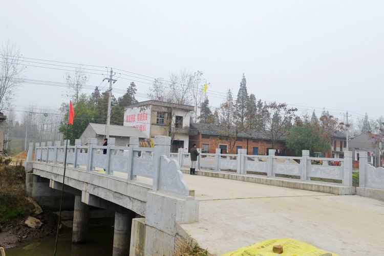 黃絲村來了貼心人記省交通運輸廳駐洪湖市萬全鎮黃絲村工作隊