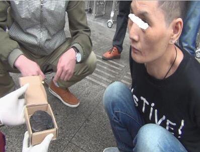 崇阳警方侦破首例女扮男装贩毒案四次布控揪出伪男